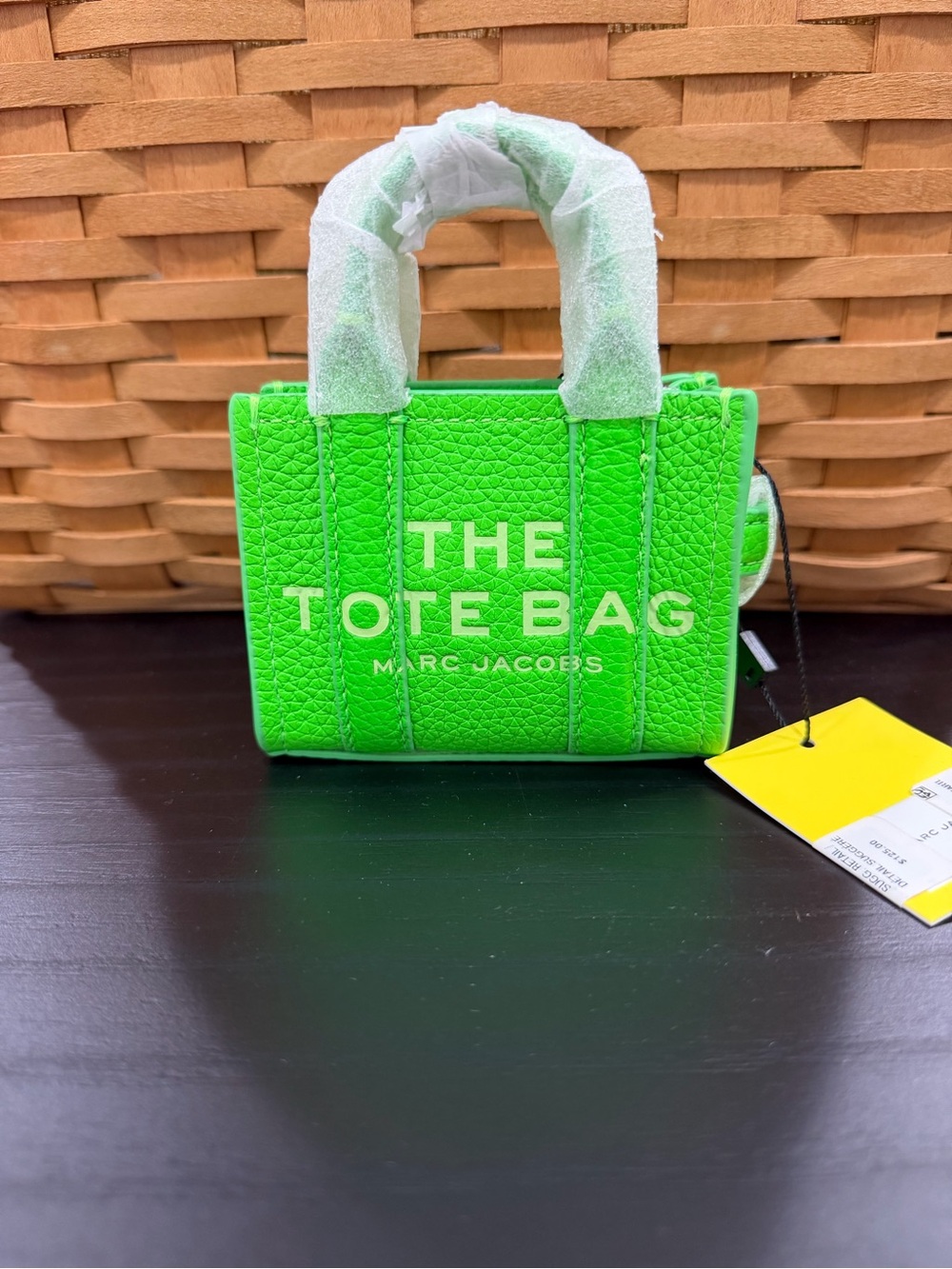 Marc Jacobs The Tote Bag Green Apple Mini Tote Keychain - Picture 1 of 4